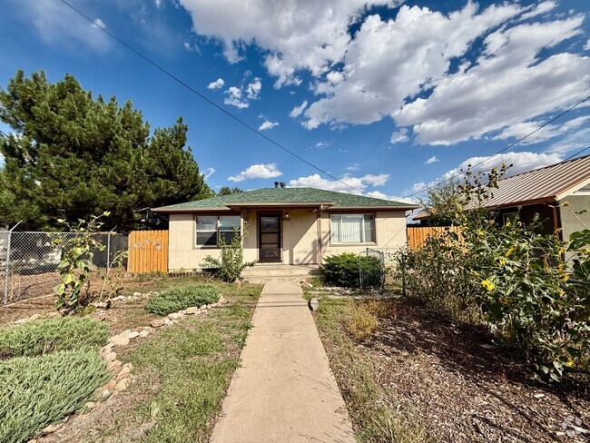 Building Photo - Updated 2 Bed Home | Central Location