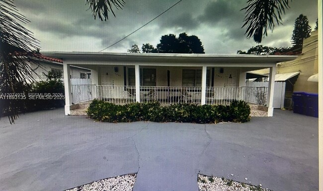 Building Photo - 1947 NW 33rd St Unit 1