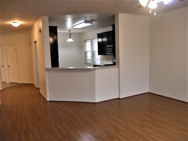 Photo - 2926 Meadowglen Crest