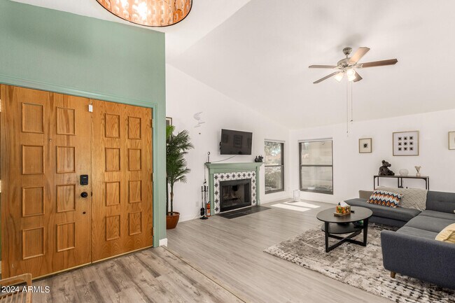 Photo - 416 E Susan Ln