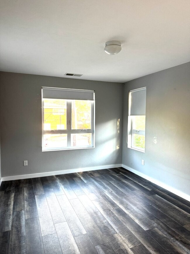 Building Photo - NEWER CONSTRUCTION AND PRIME LOCATION!! Amazing 3 bed/2 bath top 1/2 of duplex. Unit 2