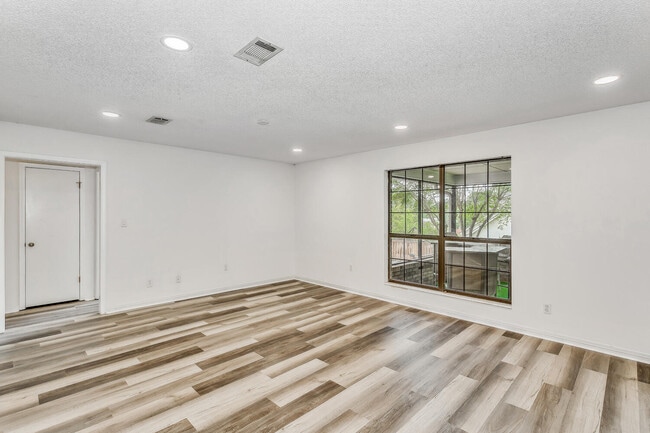 Photo - 1960 Woodbridge Dr