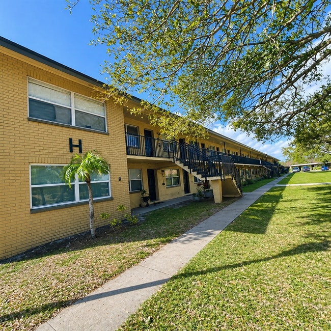 Building Photo - 2501 Harn Blvd Unit H27