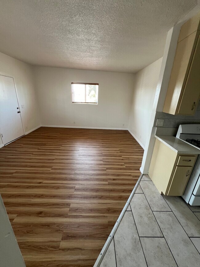 Living Room - 821 W Colden Ave Unit #5