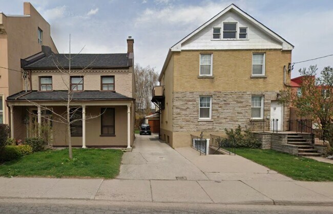 Photo - 12 Barton St W