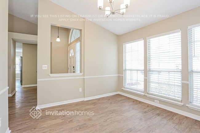 Photo - 7842 Mactavish Way S