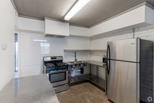 1BR, 1BA - 560SF - Kitchen - Luna Bear Arcos