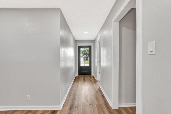 Photo - 704 Teabury St