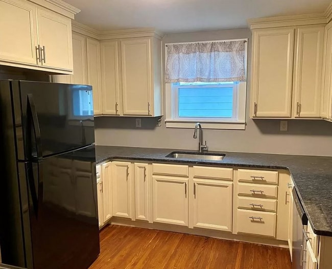 Building Photo - 436 Linden Ave Unit Upper Rental