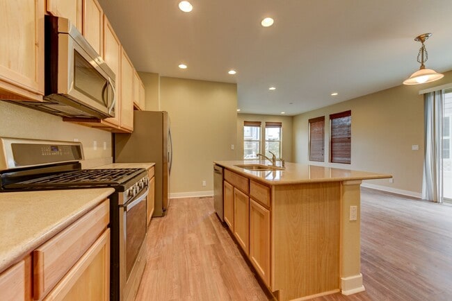 Beautiful 3 bed Uptown Broomfield Townhome... - Beautiful 3 bed Uptown Broomfield Townhome...