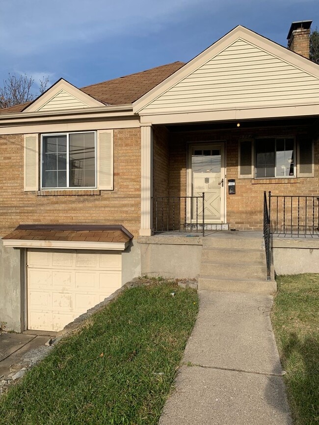Building Photo - Charming 2 bedroom house with hardwood floors