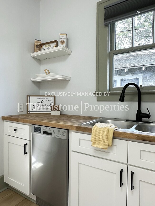 Photo - 2030 Redwing St