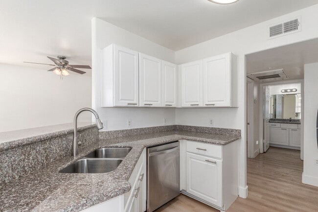 Photo - 1295 N Ash St