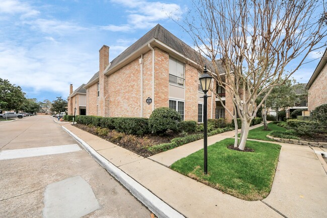 Building Photo - 2224 S Piney Point Rd Unit 227