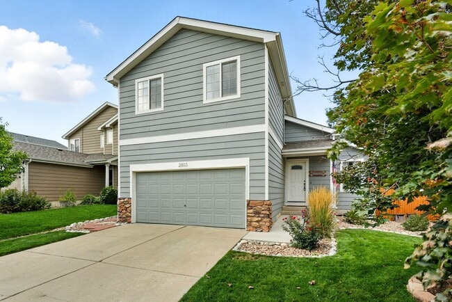 Building Photo - Great location near Light Rail N-Line Rental