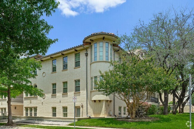 Building Photo - Luxury Highland Park Condo with gas and water Unit Hillcrest Ave  09
