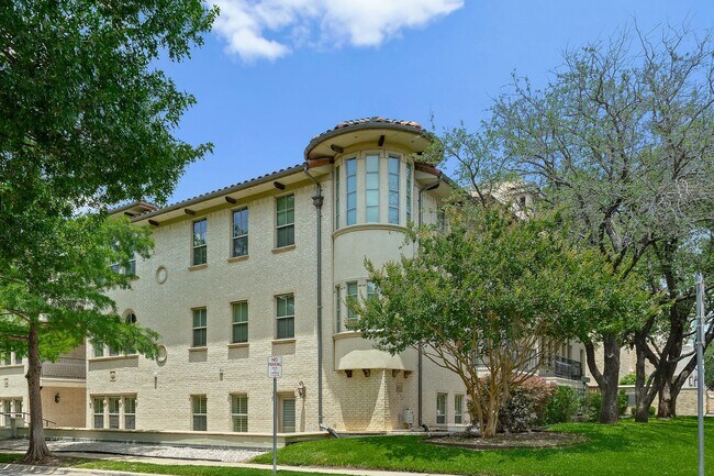 Luxury Highland Park Condo with gas and water - Luxury Highland Park Condo with gas and water Unit Hillcrest Ave  09