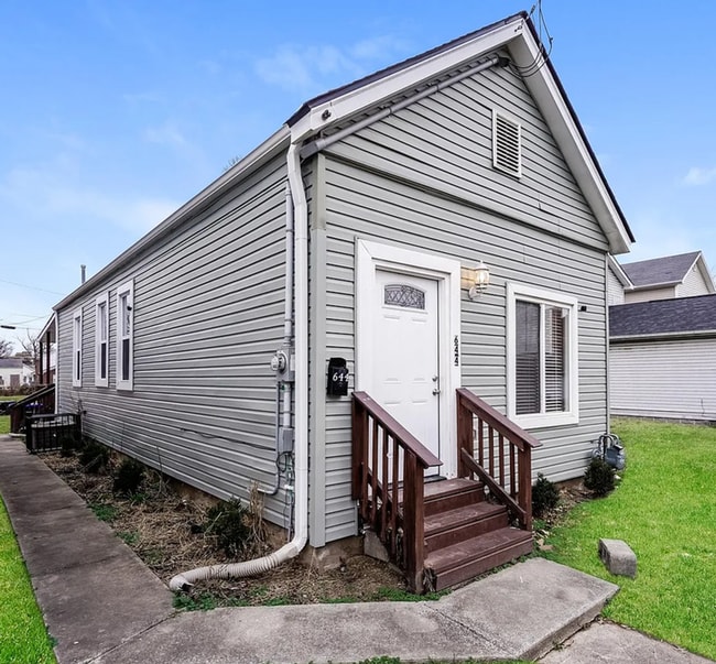 Building Photo - Updated & Renovated 3 Bedroom Cottage LEASING SPECIAL - sign a 13-month lease by 7/31/2026 and s...