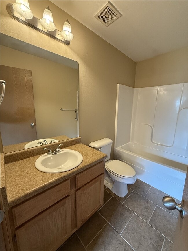 Photo - 213 Foxglove St