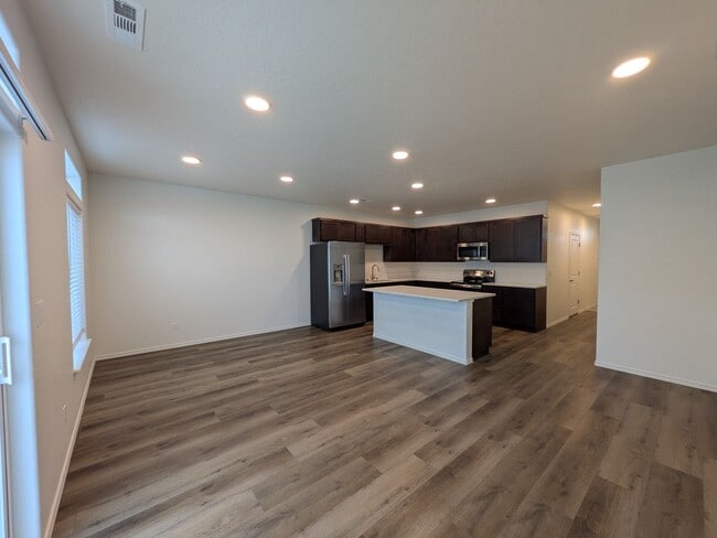 Building Photo - 3 Bedroom 2.5 Bathroom Townhome