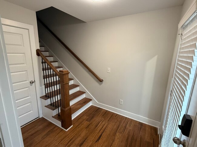 Bright Entry & Stairwell - 421 Elysian Fields Rd Unit 5