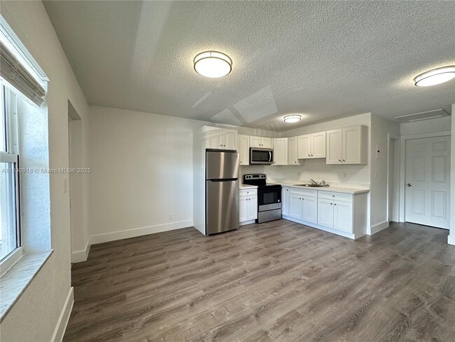 Building Photo - 3660 NE 11th Ave Unit 6