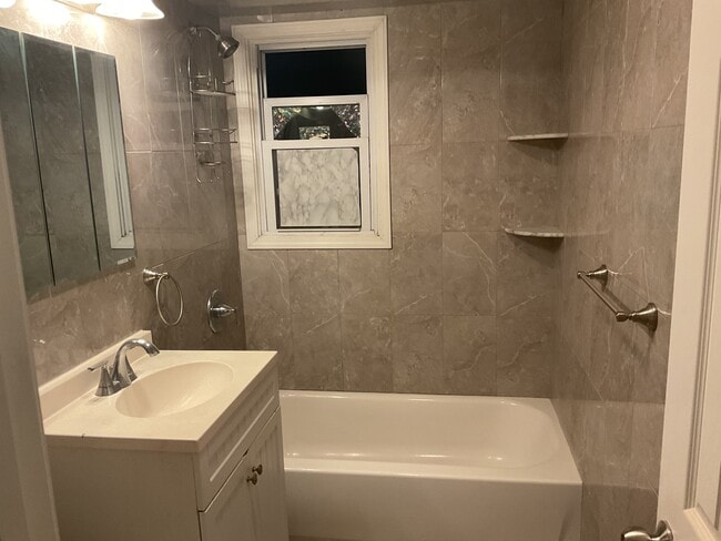 Building Photo - 22 Boyle Plz Unit 2