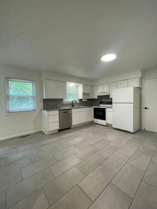 Photo - Great Location 3 bedroom 1 bath 1car garage