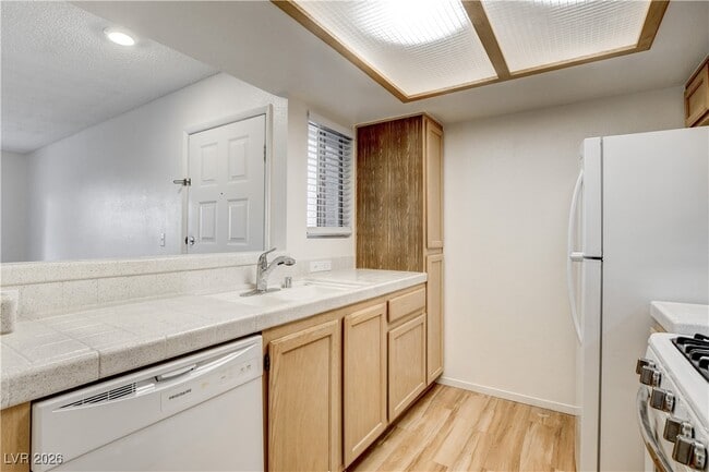 Building Photo - 7100 W Pirates Cove Rd Unit 1126