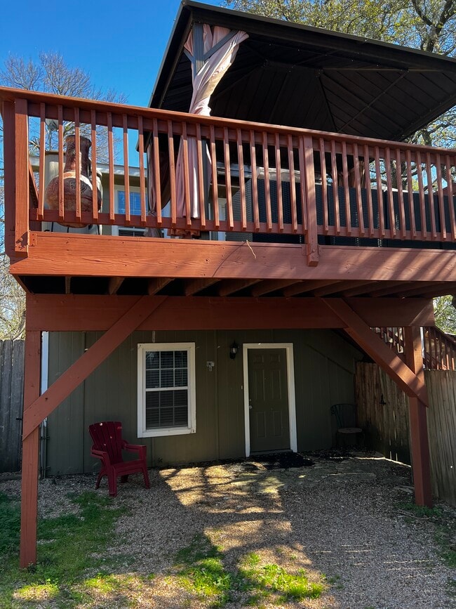 Fotografía del edificio - 4521 Merle Dr Unidad B lower