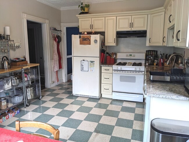 Building Photo - 72 Bay State Ave Unit 1R