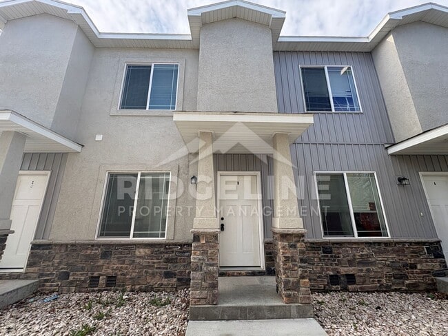 Building Photo - 664 S Saturn Ave Unit B