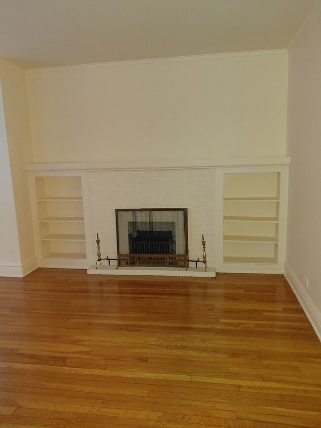 Living Room - 7925 S Eberhart Ave Unit 1