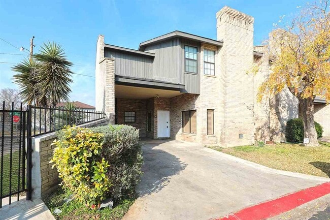 Building Photo - 2600 E San Jose St Unit 7