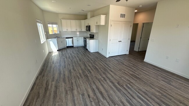 Building Photo - Coyote Run Duplexes 6000 Unit 6000 Owl Canyon Ln -  B Rental
