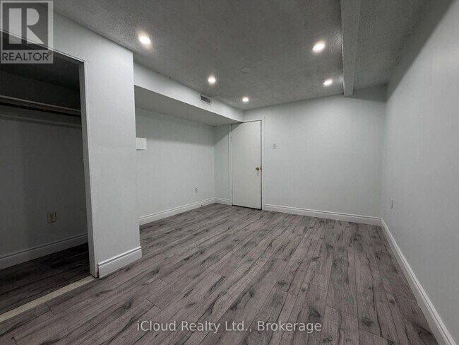 Photo - 41 Manitou Crescent