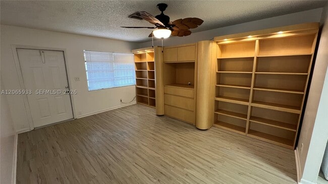 Building Photo - 4235 SW 62nd Ave Unit W