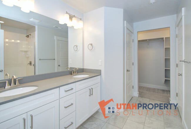 Photo - 1734 W Newcastle Ln