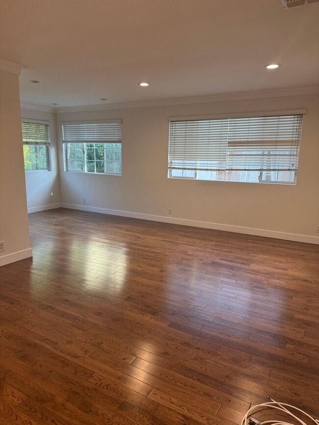 Building Photo - 1054 S Wooster St Rental