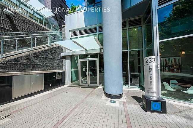 Bright Downtown 1-Bedroom + Large Den with Parking