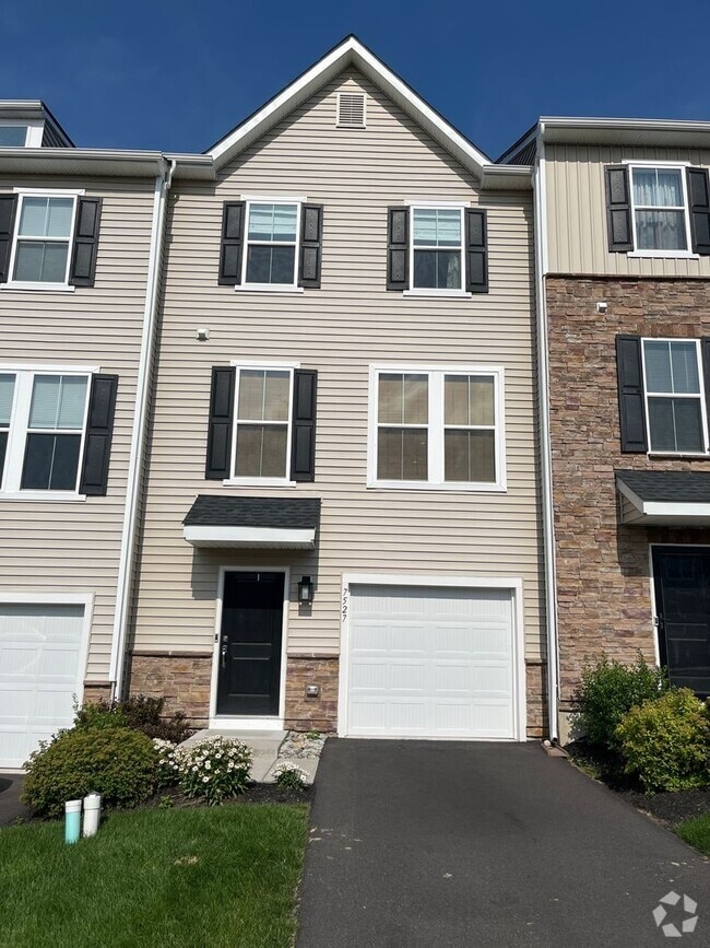 Building Photo - Beautifully maintained 3-bedroom, 2.5-bath... Rental