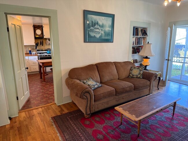 Photo - 104 S 1st St