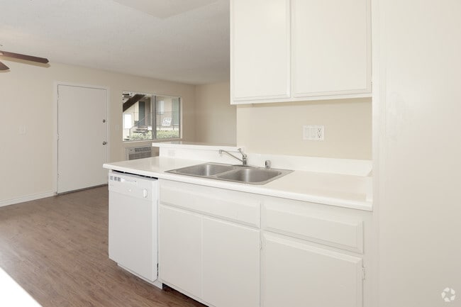 1BR, 1BA - 672 SF - Los Arcos Apartments