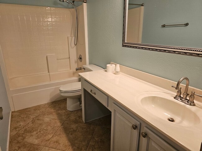 Photo - Spacious 5 bd room 2.5 bathroom home