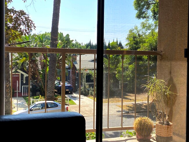 Living Room Balcony - 7505 Hampton Ave Unidad 1