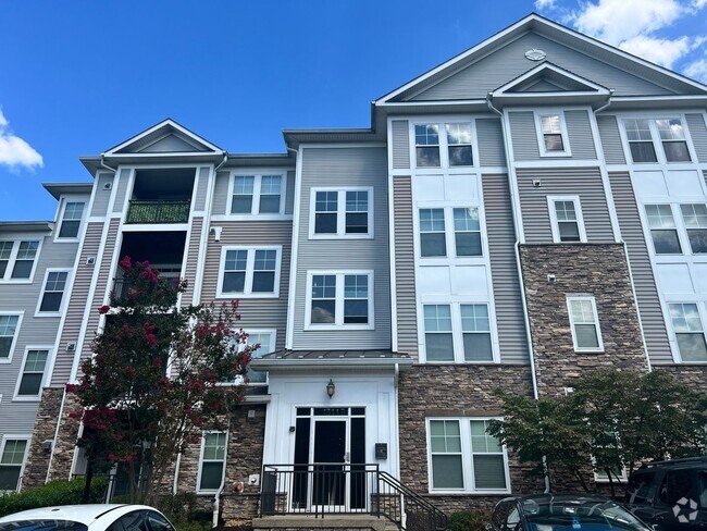 Building Photo - Lovely 3 BR/2 BA Condo in Capitol Heights!