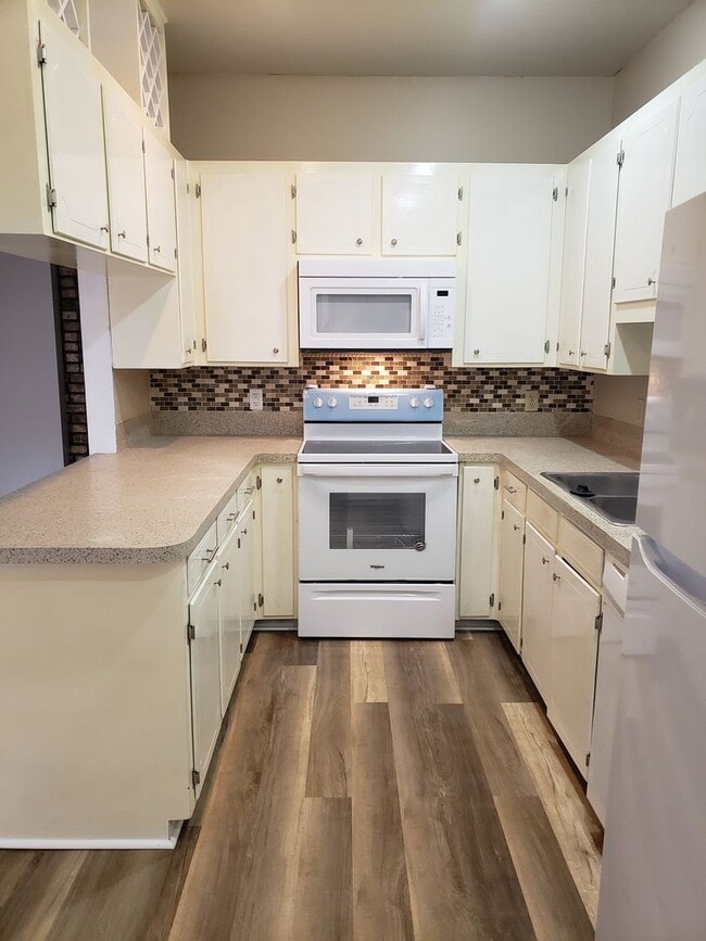 Building Photo - Remodeled 2 bedroom/1&1/2 bathroom in Eastwood on the Bayou