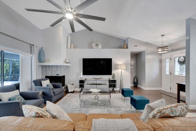 Building Photo - 1331 Normandy Cir N Unit ID1248819P Rental