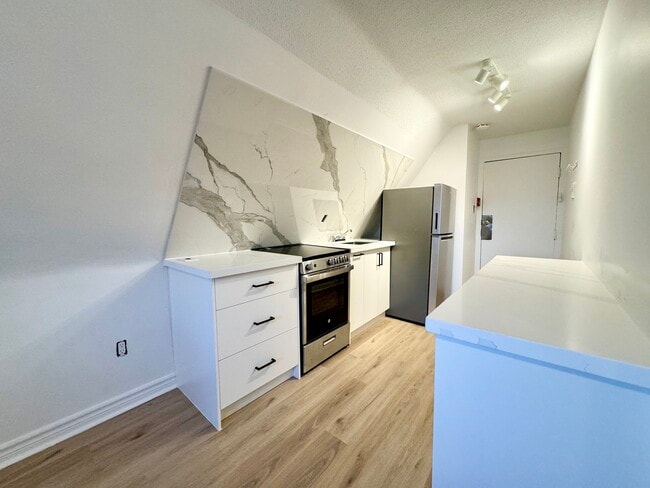 Building Photo - 57 Cowan Ave Unit 401