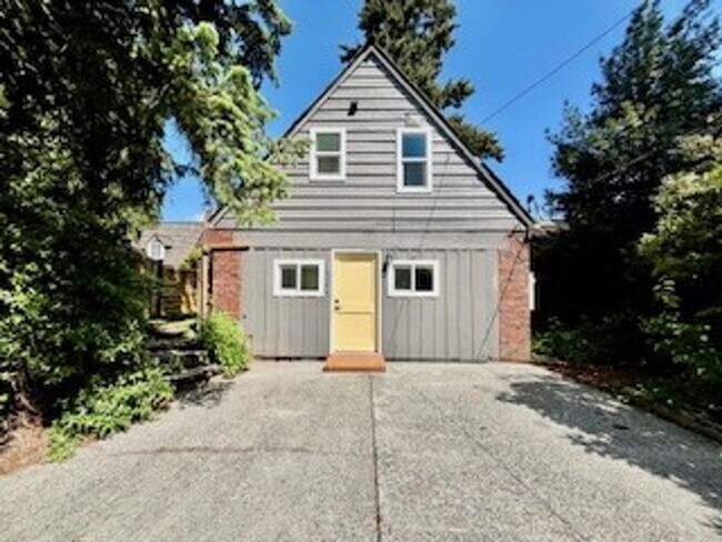 Classic Northwest Cottage With View of Lak... - Classic Northwest Cottage With View of Lak... House